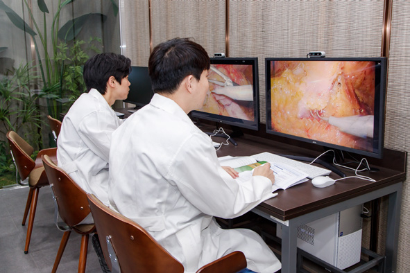 32-inch autostereoscopic 3D display capable